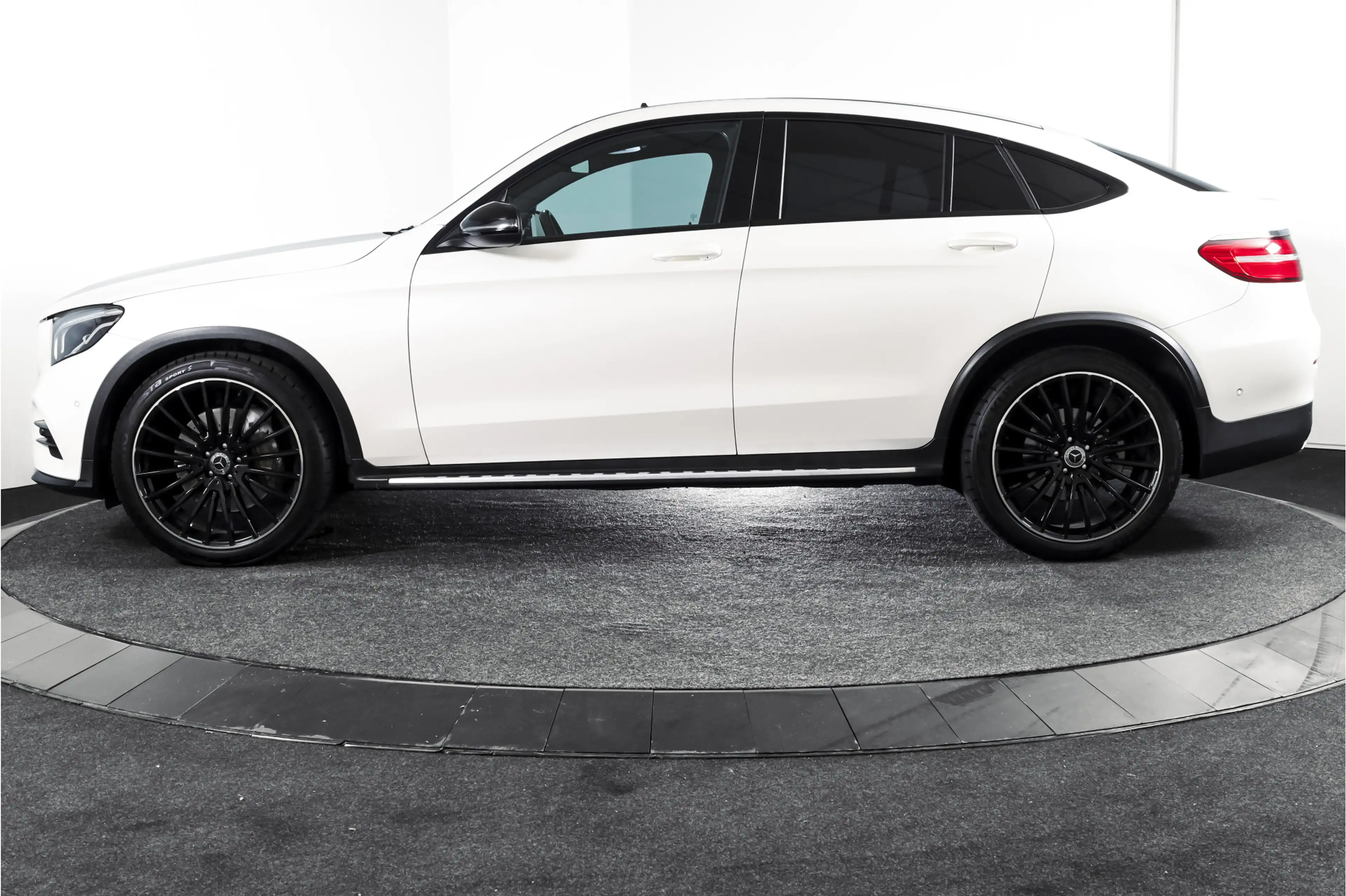 Mercedes-Benz GLC 250 Coupé 4MATIC 211 PK Premium AMG Line | S/K-Panodak — photo 5