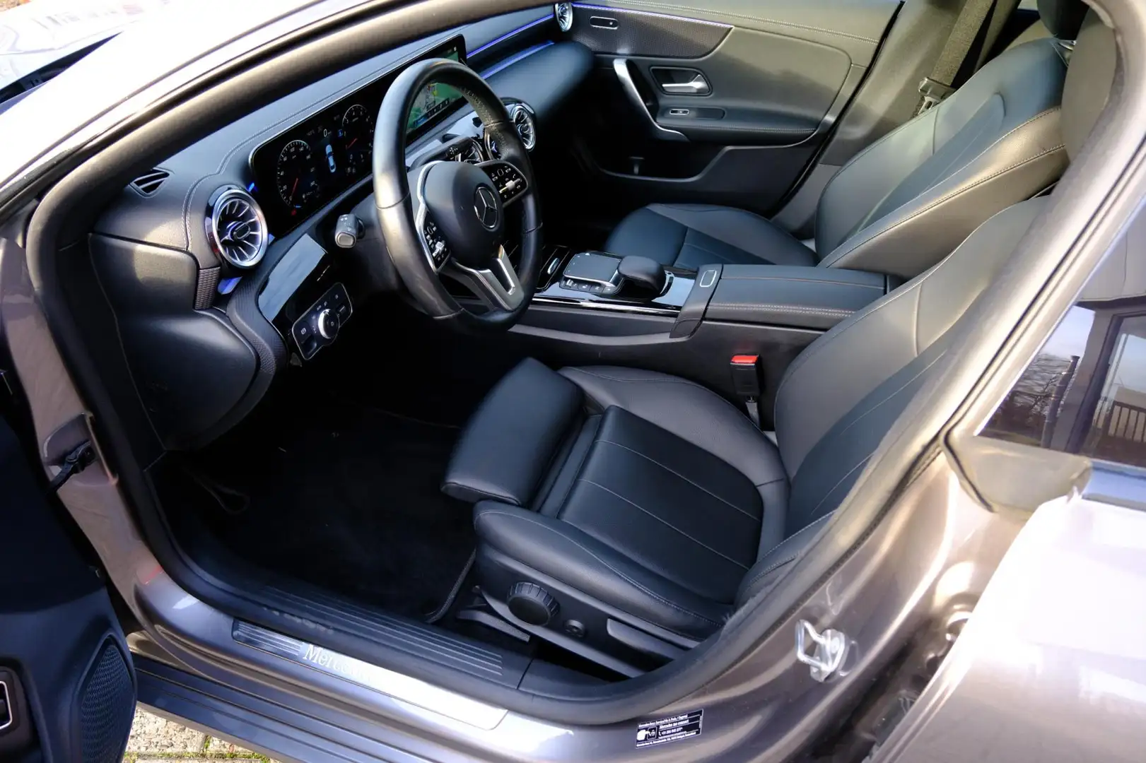 Mercedes-Benz CLA 180 Luxury Line Aut. Leder|Cam|Navi|Apple CarPlay|LMV Grau - 2
