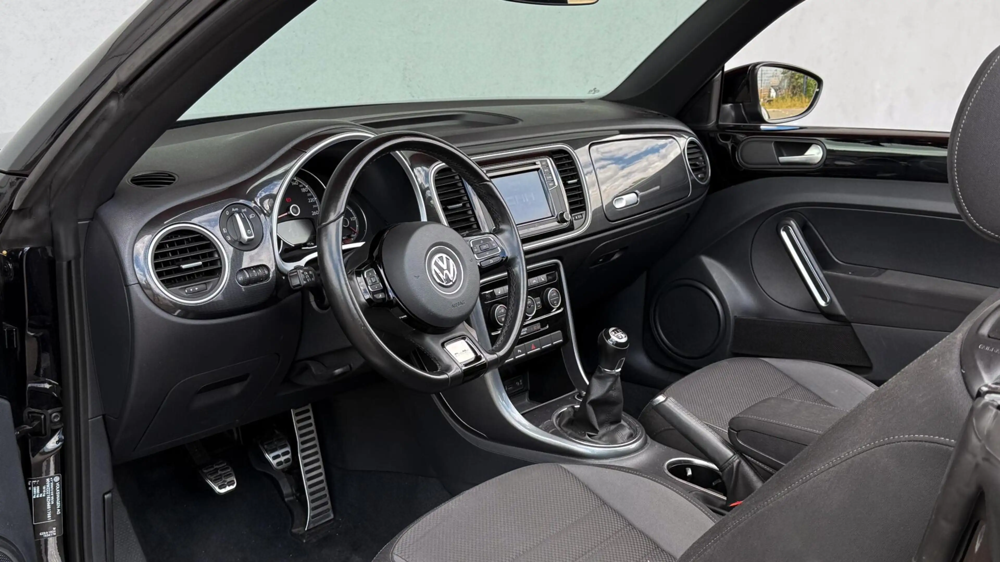 Volkswagen Beetle Cabriolet 1.4 TSI Sport BlueMotion — photo 3