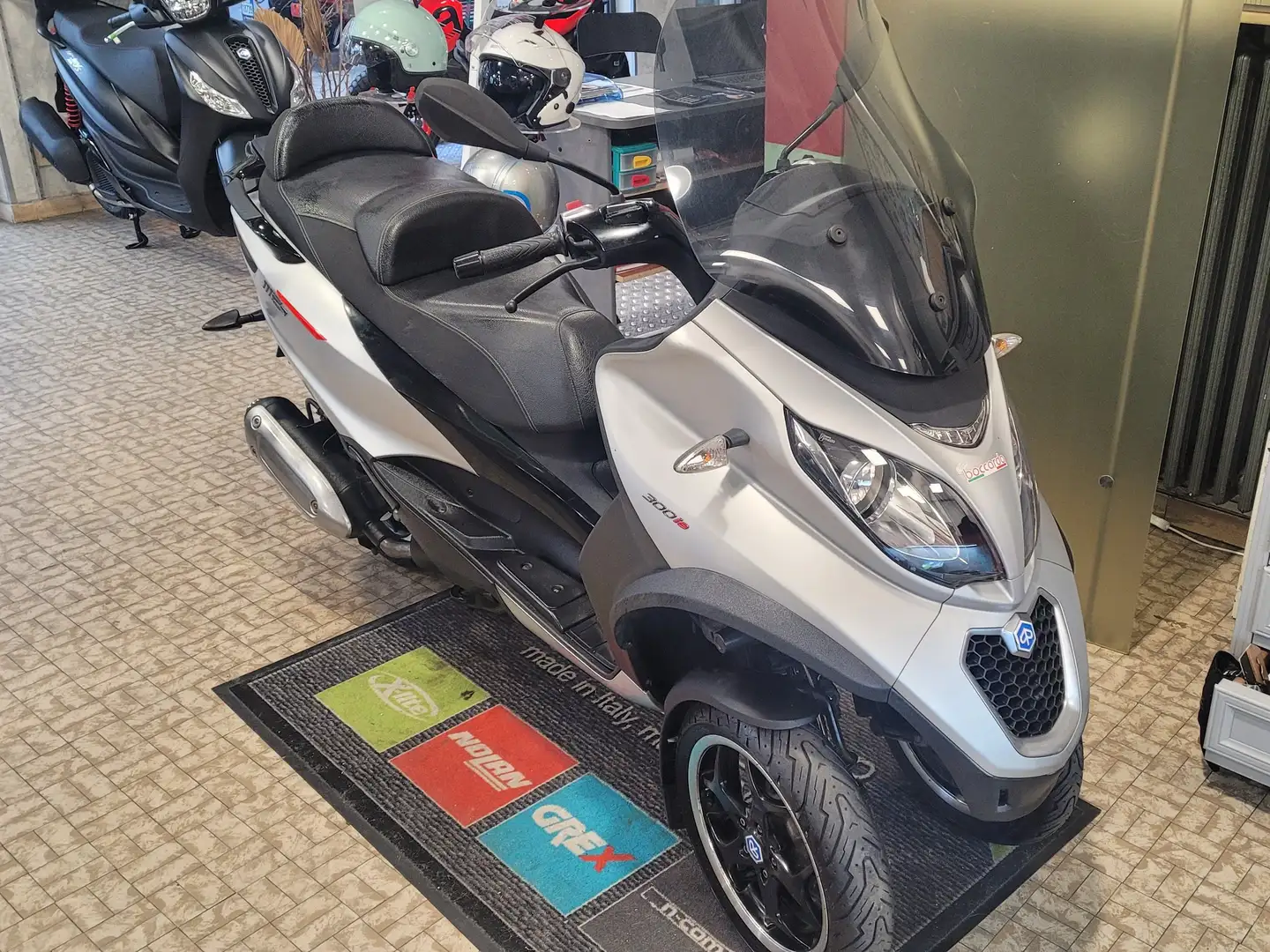 Piaggio MP3 300 Touring Argento - 2