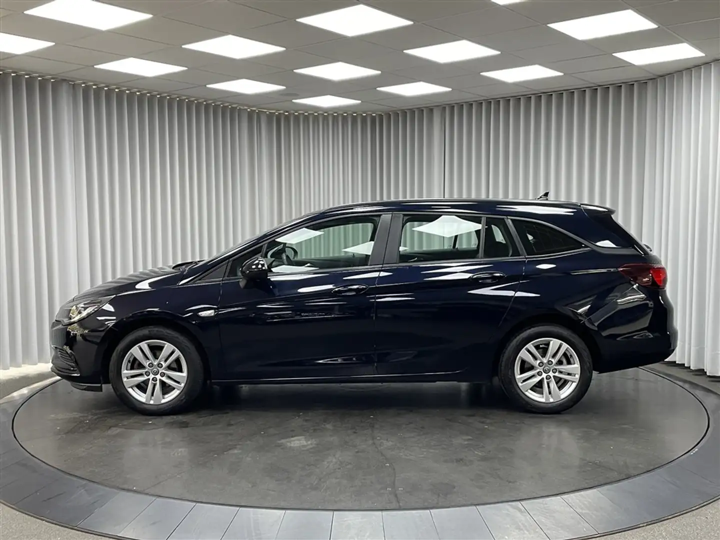 Opel Astra 1.0i / Break / Navi / PDC / Cruise co / App / ... Zwart - 2