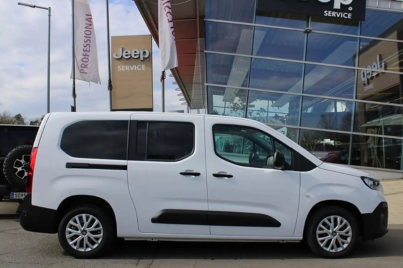Fiat Doblo Kombi extra Lang 130MT 7Sitzer  EUR 23825,-- La... Weiß - 1