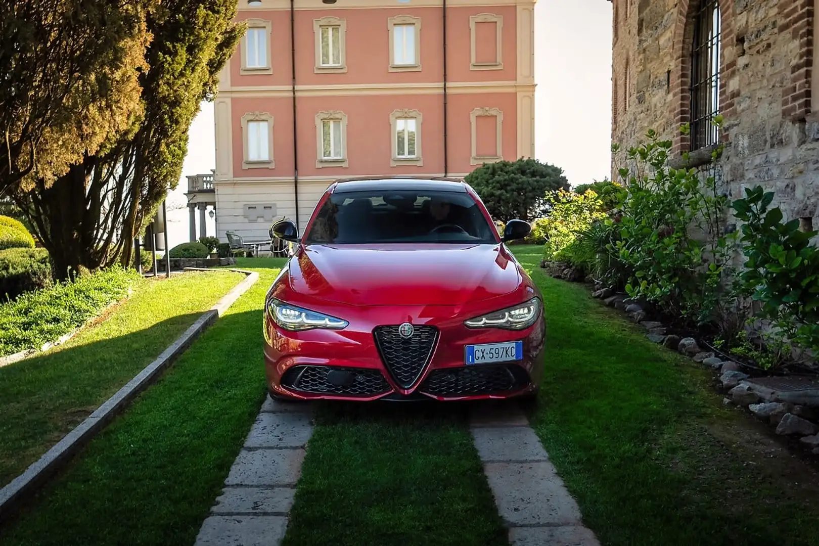 Alfa Romeo Giulia 2.0 Turbo 16V AT8-Q4 Intensa Schwarz - 2