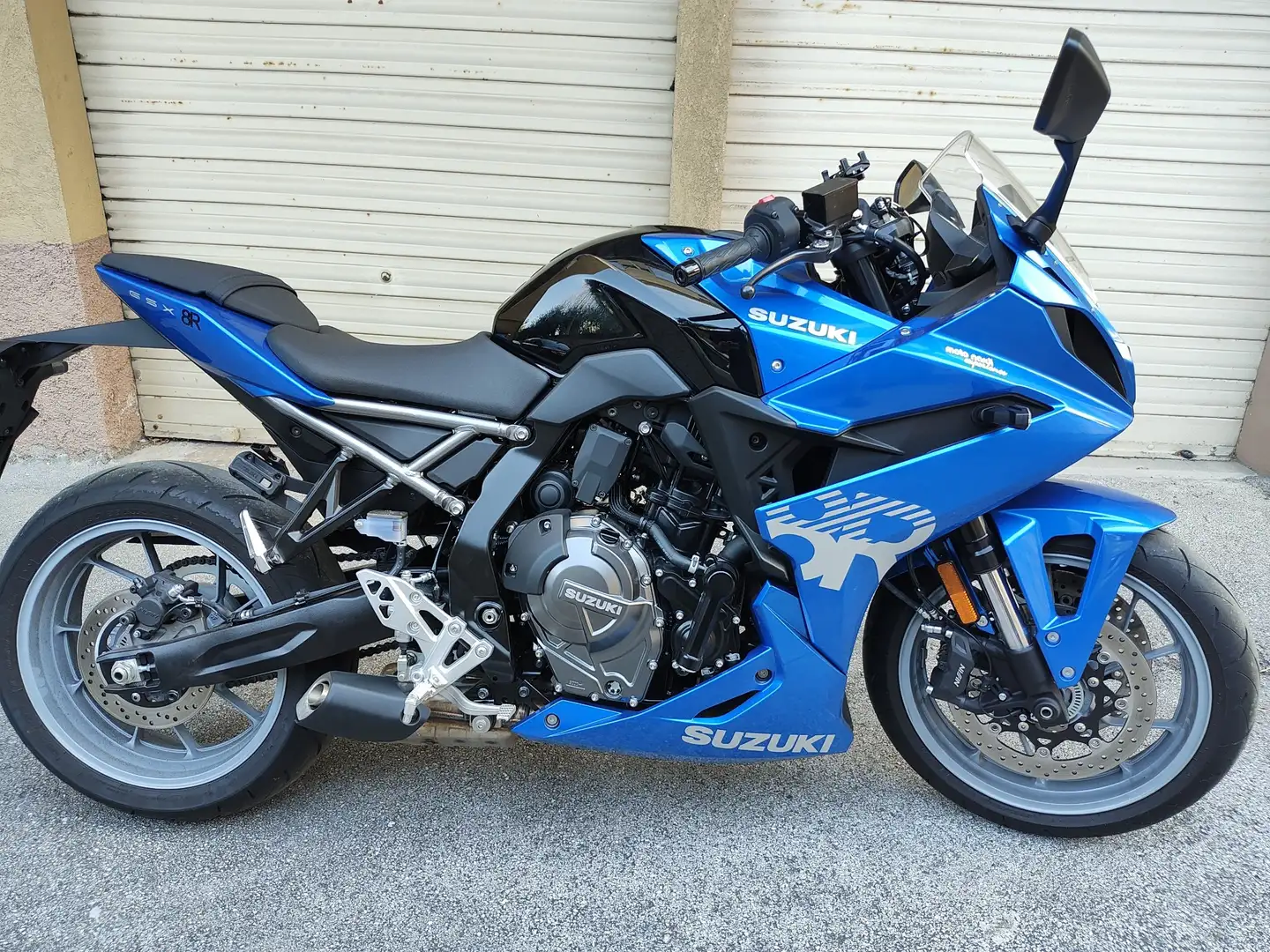 Suzuki GSX 8R Blau - 1