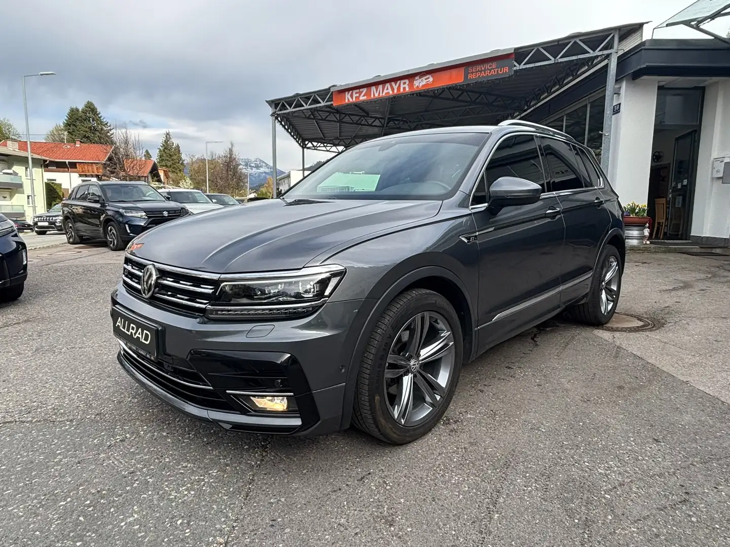 Volkswagen Tiguan 2,0 TDI 4Motion DSG R-Line innen & außen Grau - 1