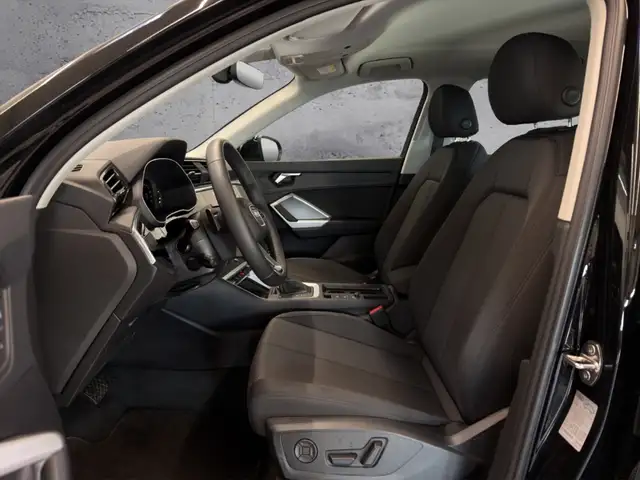 Audi Q3 view 8