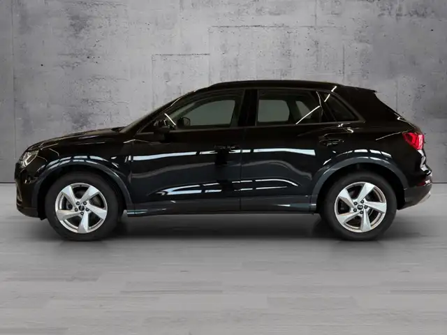 Audi Q3 view 3