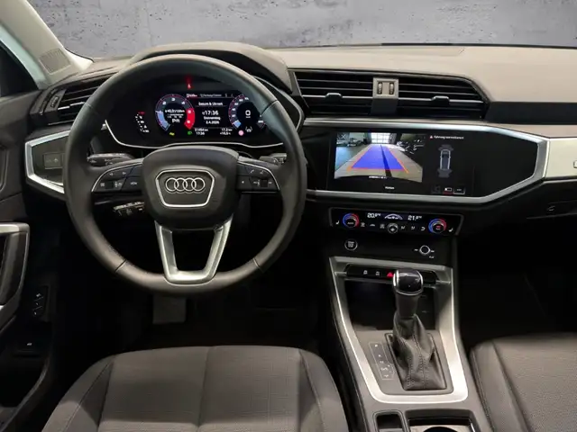Audi Q3 view 12