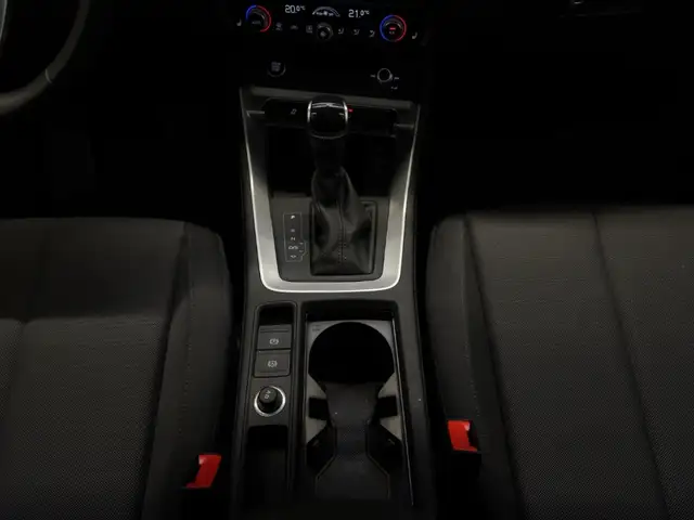 Audi Q3 view 13