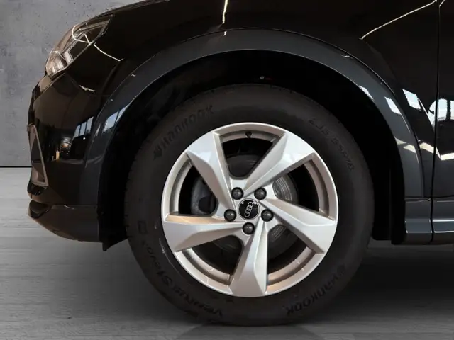 Audi Q3 view 4