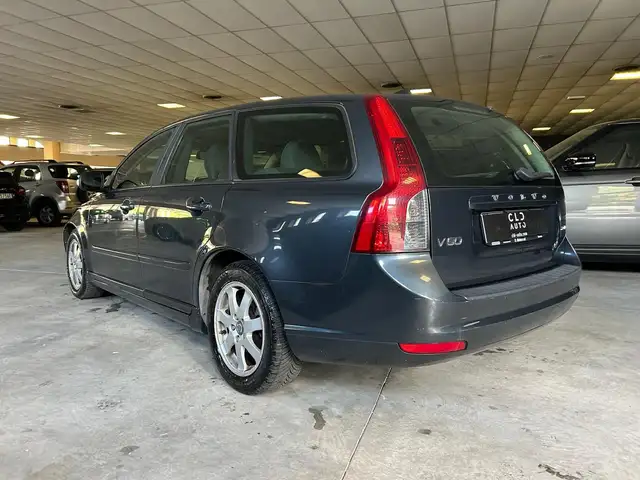 Volvo V50 view 2