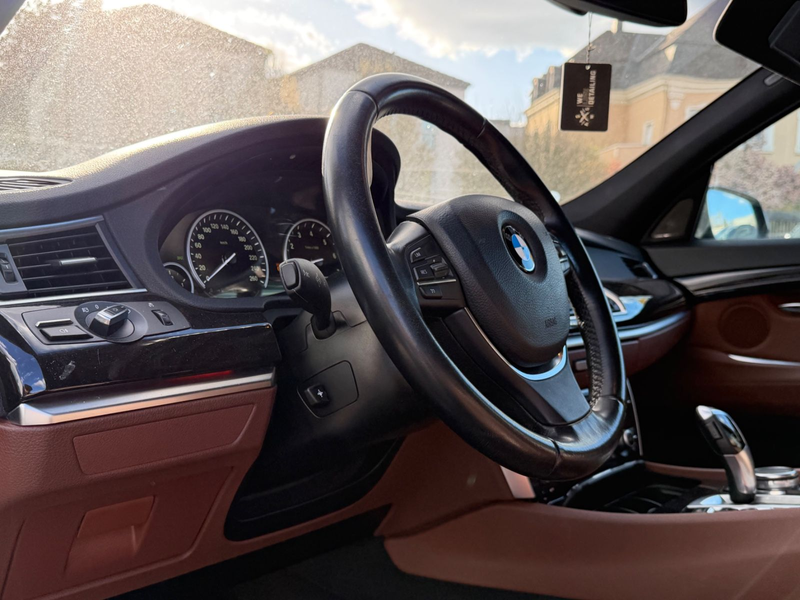 BMW 550 xDrive — photo 11