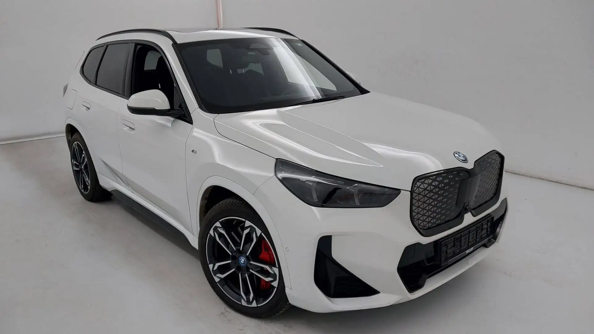 BMW iX1 20 eDrive M Sport PRO AHK/ADAPTLED/HUD/360°/PANO Weiß - 2