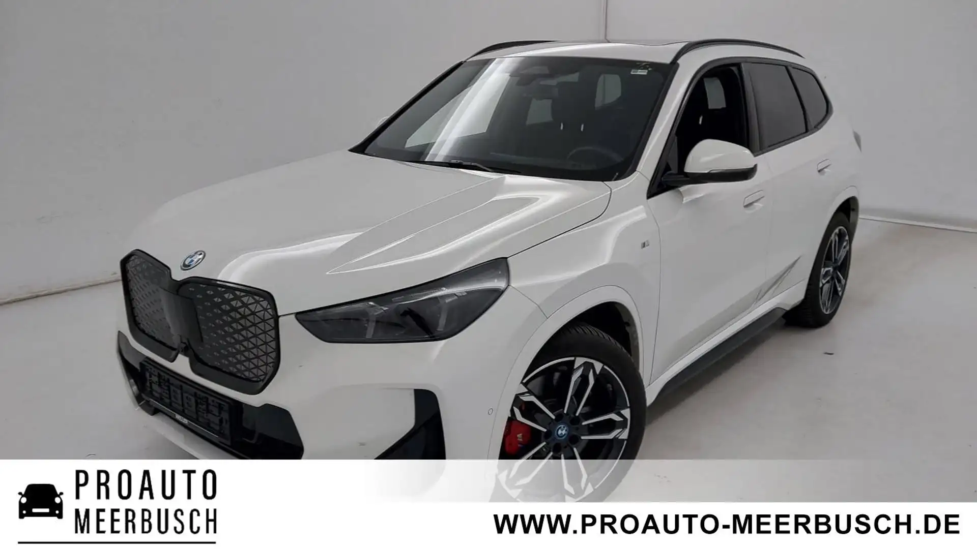 BMW iX1 20 eDrive M Sport PRO AHK/ADAPTLED/HUD/360°/PANO Weiß - 1