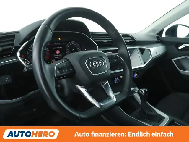 Audi Q3 view 11