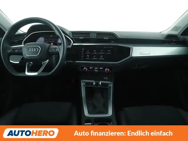 Audi Q3 view 12