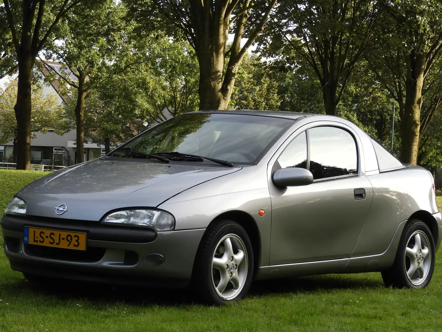 Opel Tigra 1.6i-16V IN NIEUWSTAAT DE MOOISTE VAN NEDERLAND: Grijs - 2