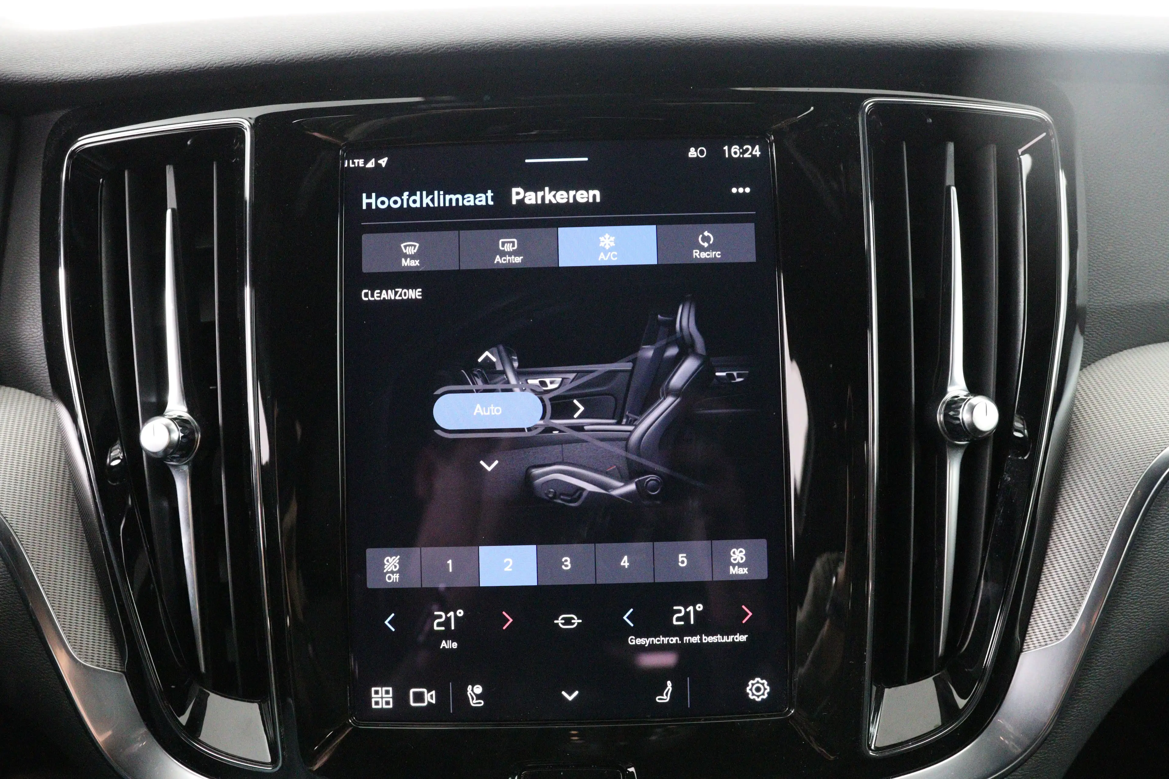 Volvo V60 2.0 T6 Plug-in hybrid AWD Plus Dark | Trekhaak Ele — photo 39