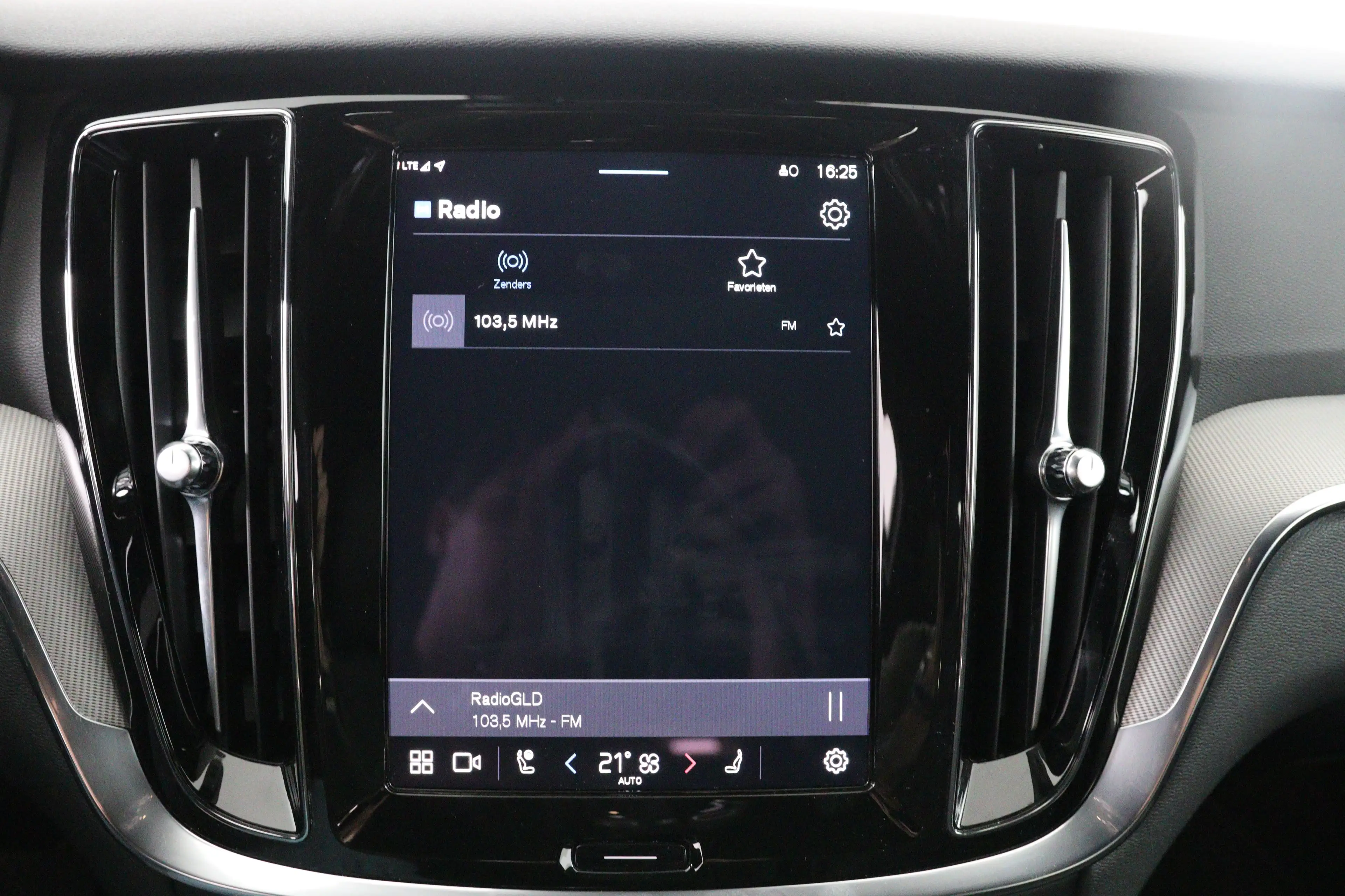 Volvo V60 2.0 T6 Plug-in hybrid AWD Plus Dark | Trekhaak Ele — photo 43