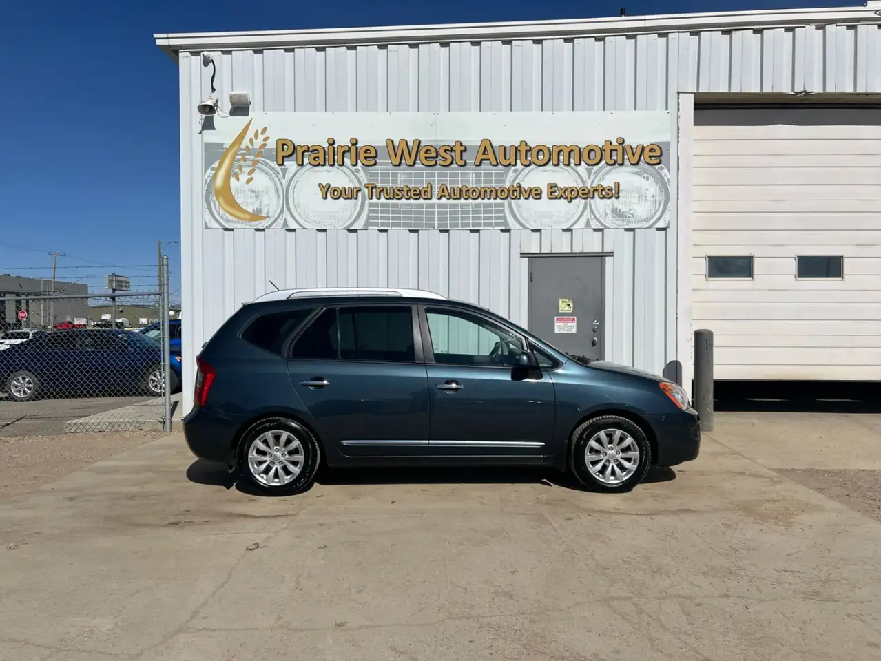 Kia Rondo снимка Kia Rondo