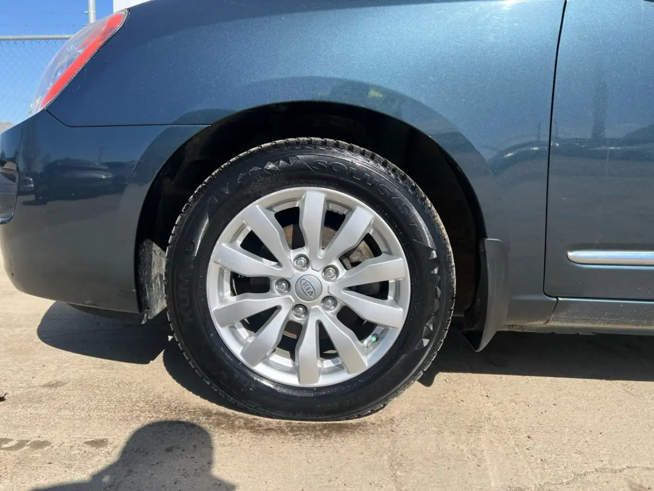 Kia Rondo снимка Kia Rondo