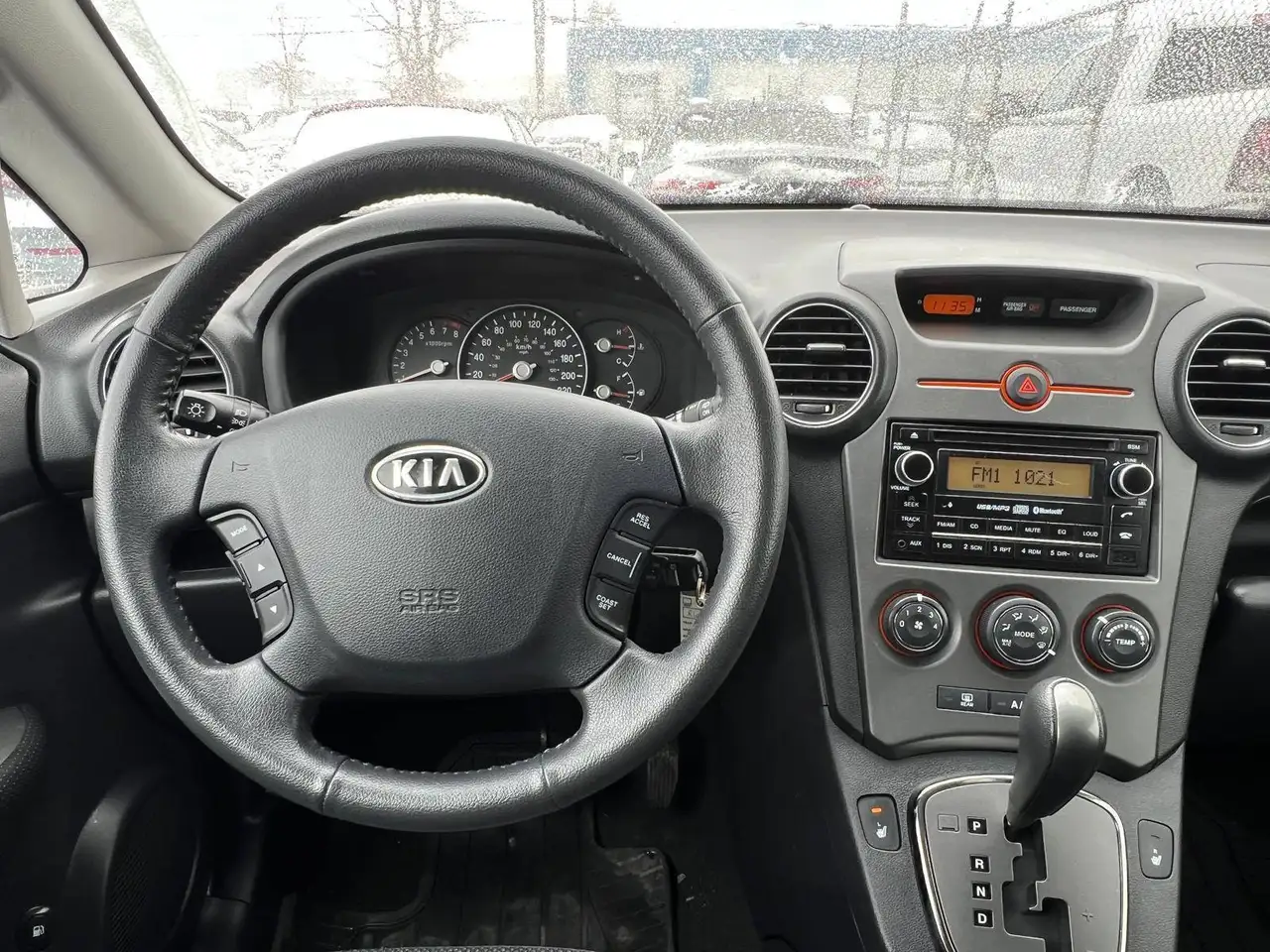 Kia Rondo снимка Kia Rondo