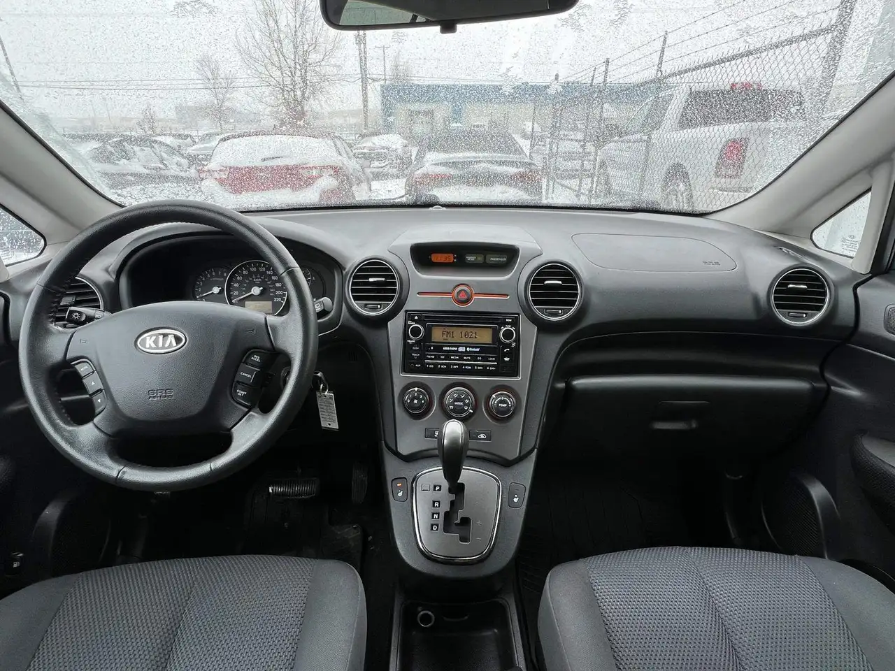 Kia Rondo снимка Kia Rondo