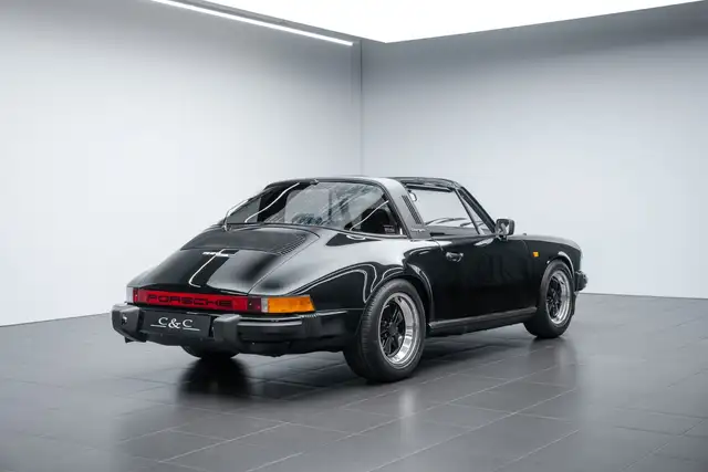 Porsche 911 view 3