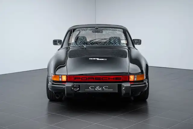 Porsche 911 view 4