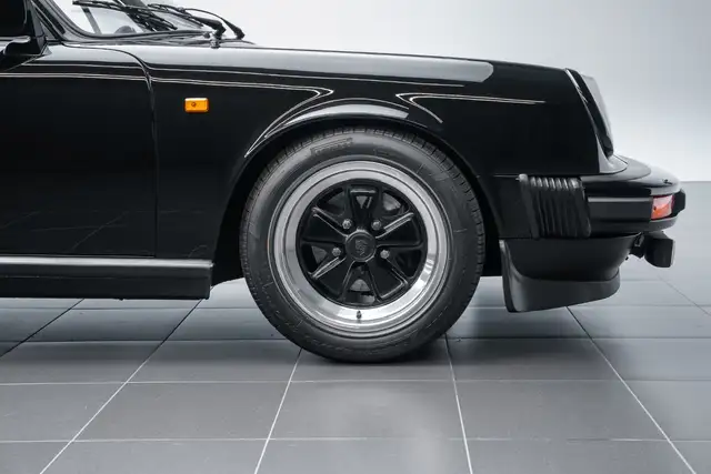 Porsche 911 view 5