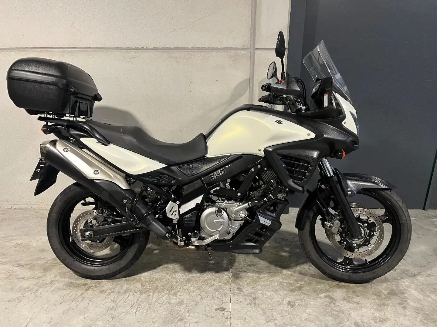 Suzuki V-Strom 650 DL650 met topcase - 2