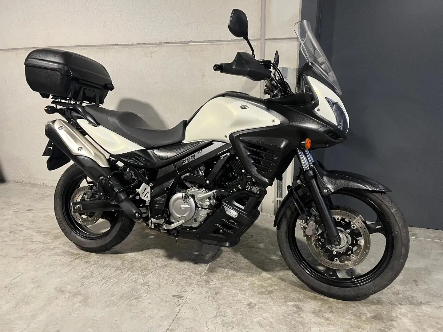 Suzuki V-Strom 650 DL650 met topcase - 1