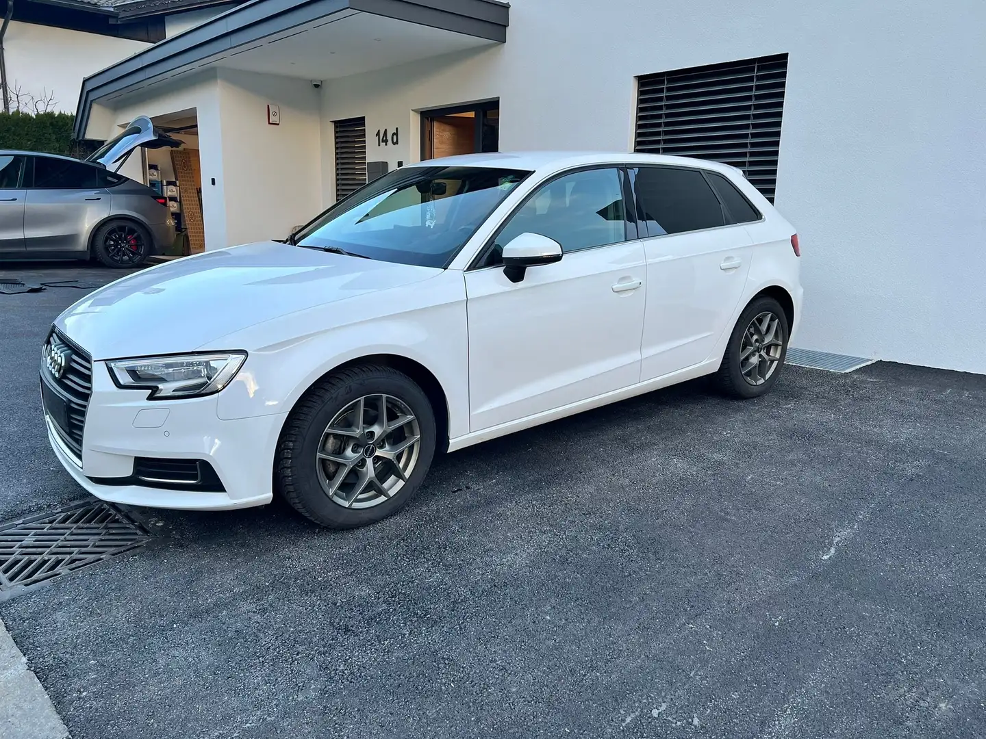 Audi A3 Sportback 1,6 TDI Weiß - 2