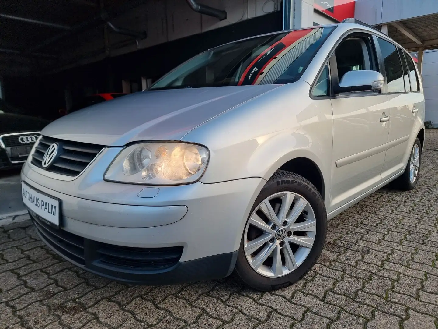 Volkswagen Touran Trendline 1.6 Benzin/ HU 04/2026/Sitzheiz Silber - 1