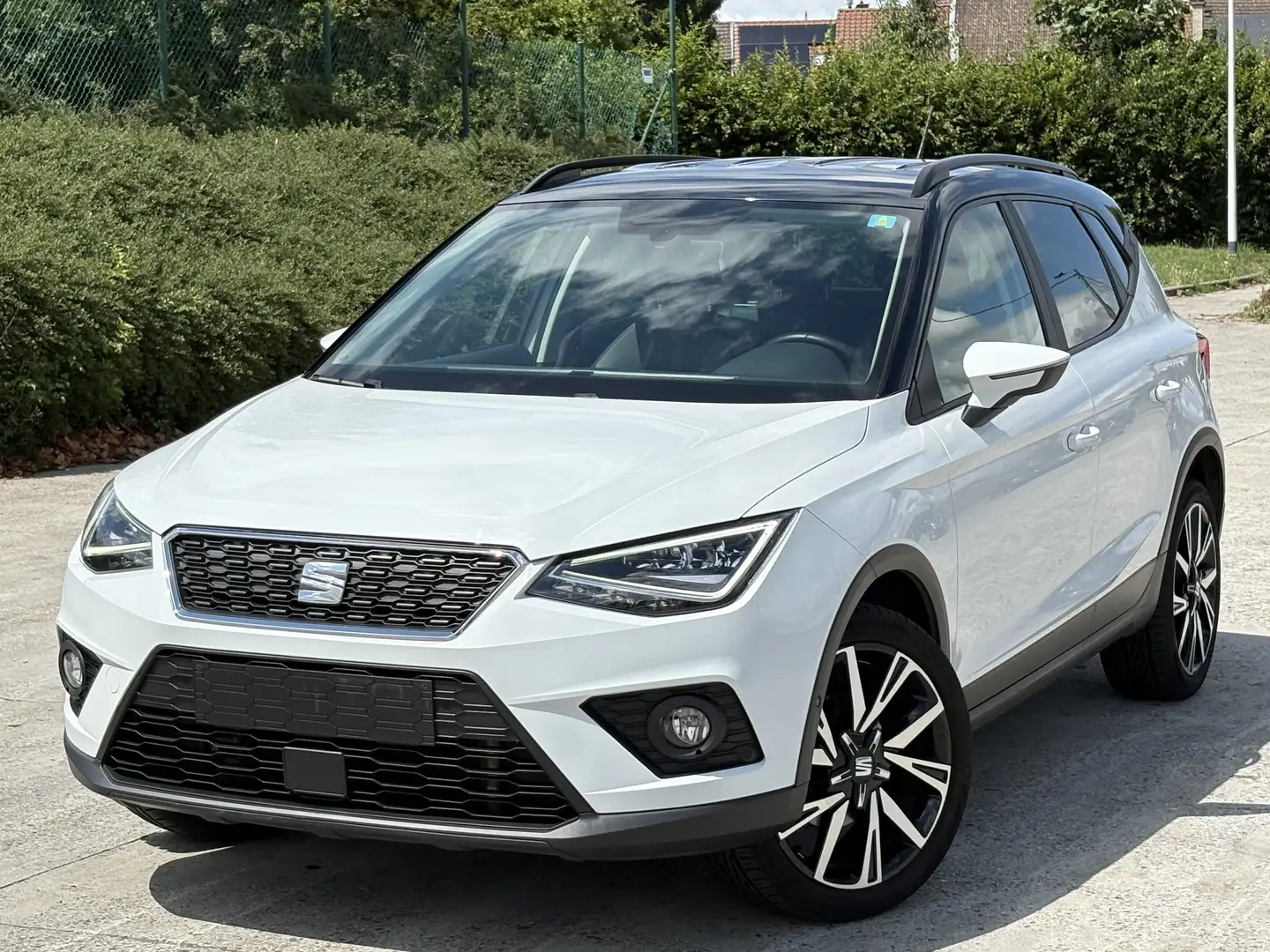 SEAT Arona 1.0 TSI 2018 Faible Km Boite DSG Cockpit Clim Gps Blanc - 1