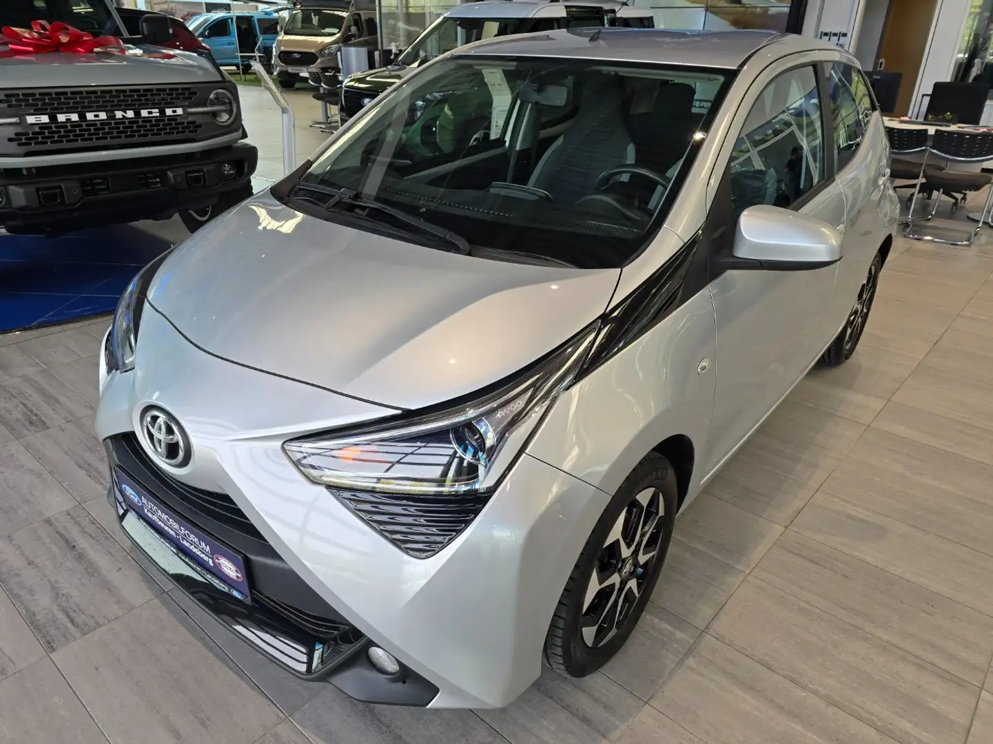 Toyota Aygo 1.0 x-play connect Kamera AppLink LM Silber - 1
