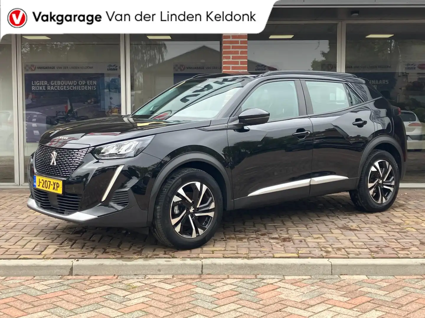 Peugeot 2008 1.2 PureTech Allure, inclusief nieuwe distributier Zwart - 1