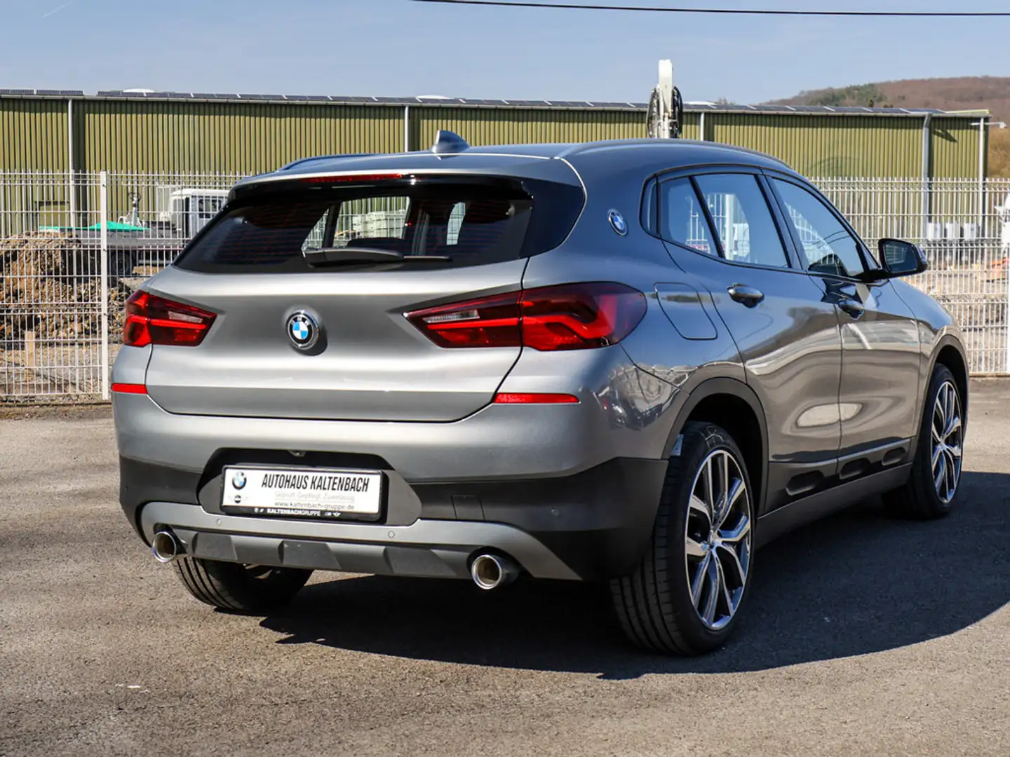 BMW X2 xDrive20d Advantage Plus PANO AHK HUD ACC Grau - 2