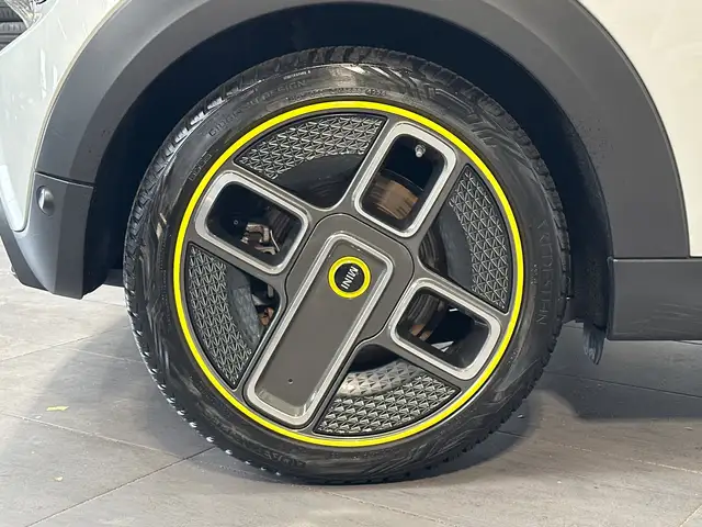 Mini Hatch view 3