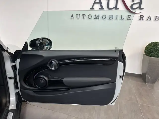 Mini Hatch view 7