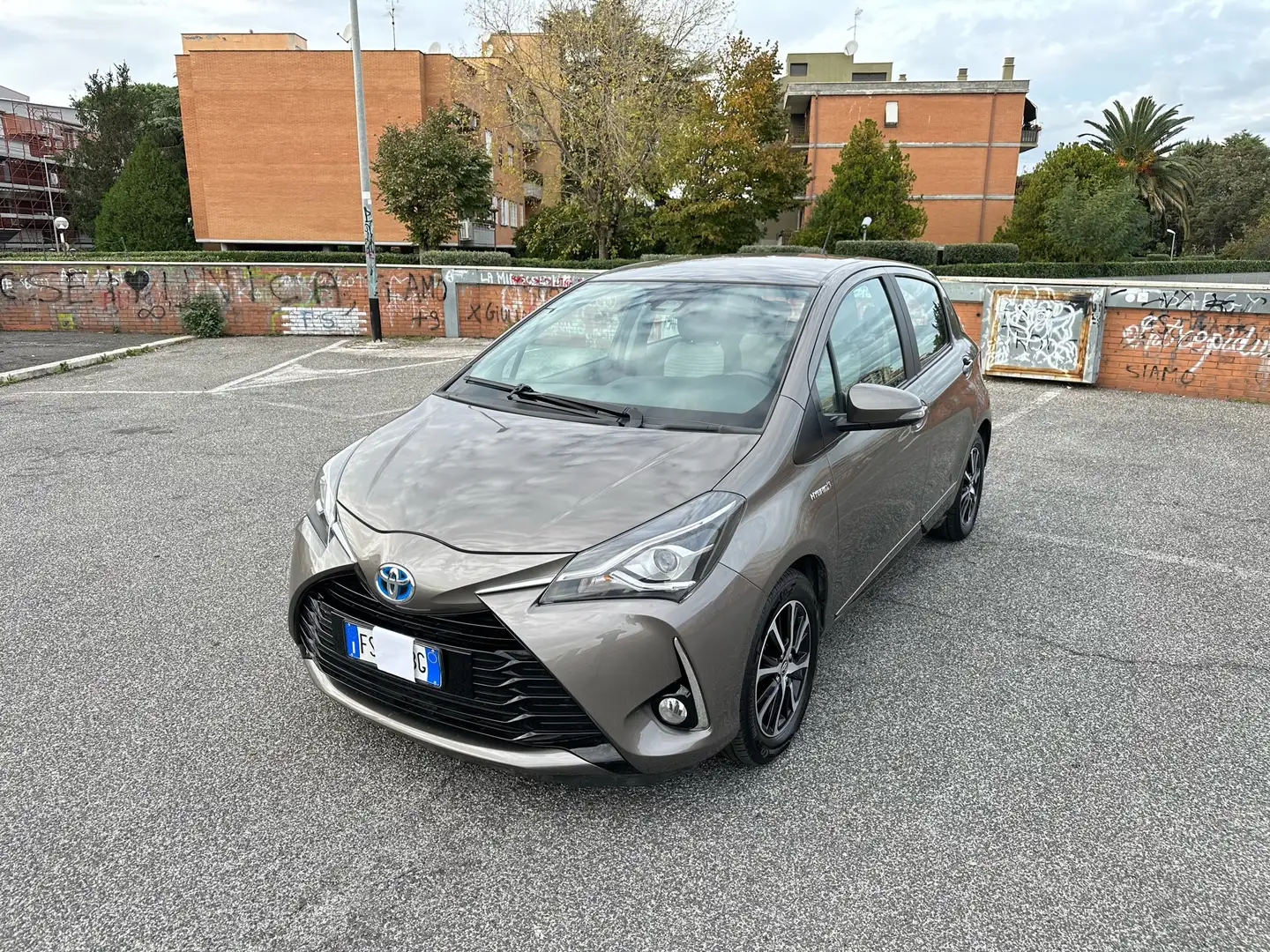 Toyota Yaris 1.5 Hybrid Active Grigio - 1