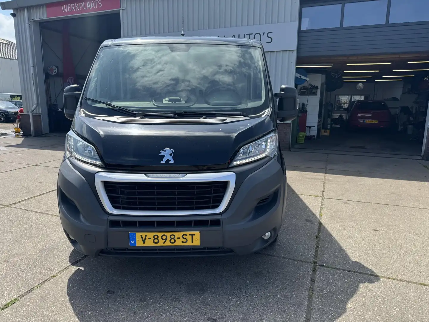 Peugeot Boxer 330 2.0 BlueHDI L1H1 Premium Pack Zwart - 2