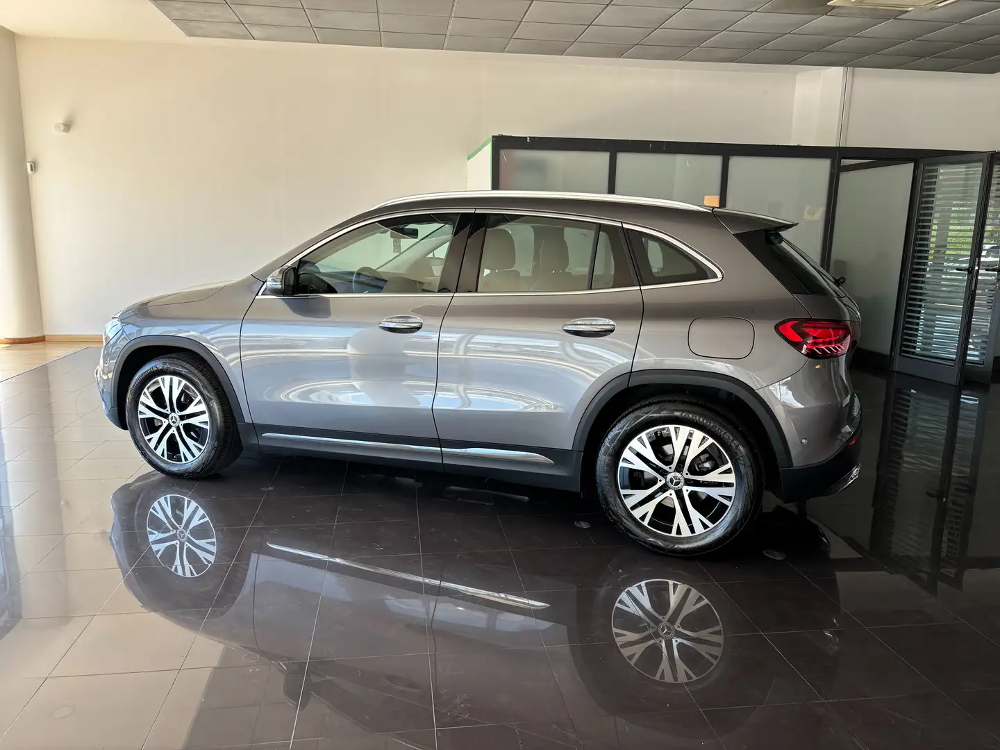 Mercedes-Benz GLA 180 PROGRESSIVE ADVANCED PLUS AUTO Grau - 2