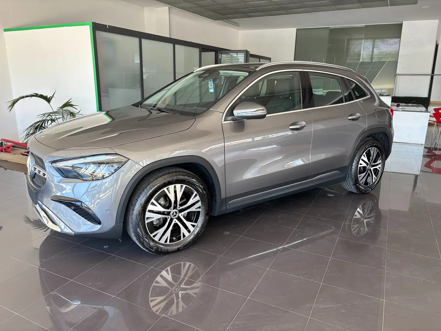 Mercedes-Benz GLA 180 PROGRESSIVE ADVANCED PLUS AUTO Grau - 1