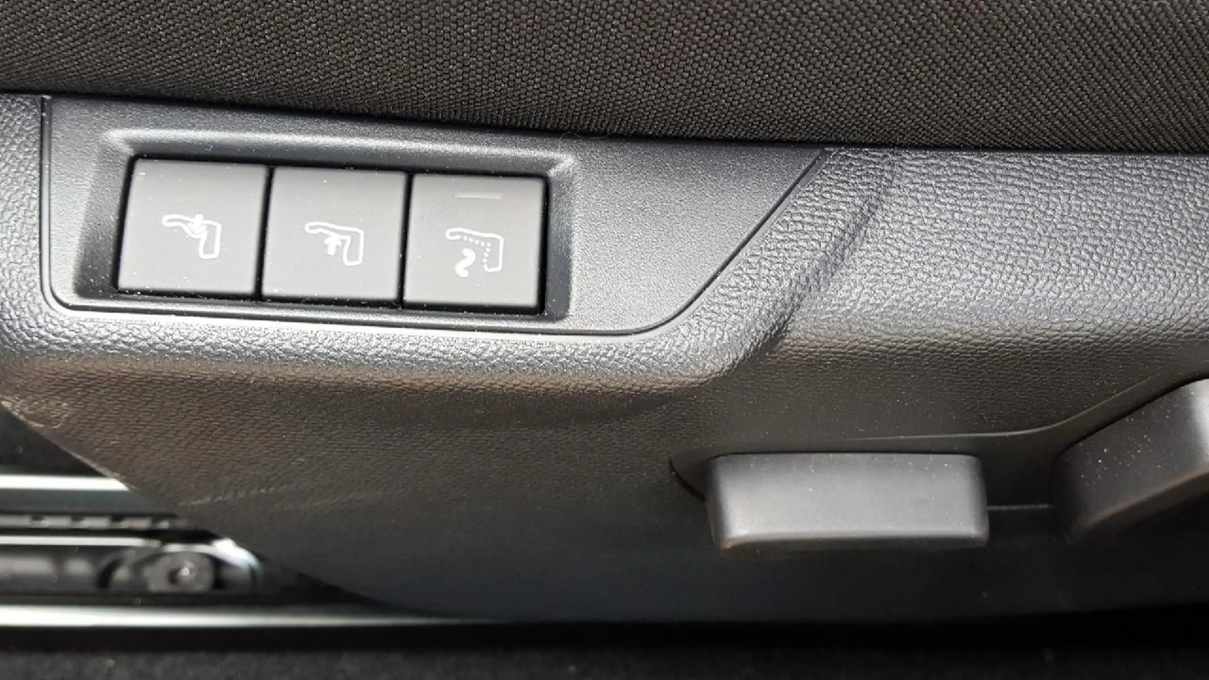 Peugeot e-208 e- GT Metallic *Allwetter* — photo 12