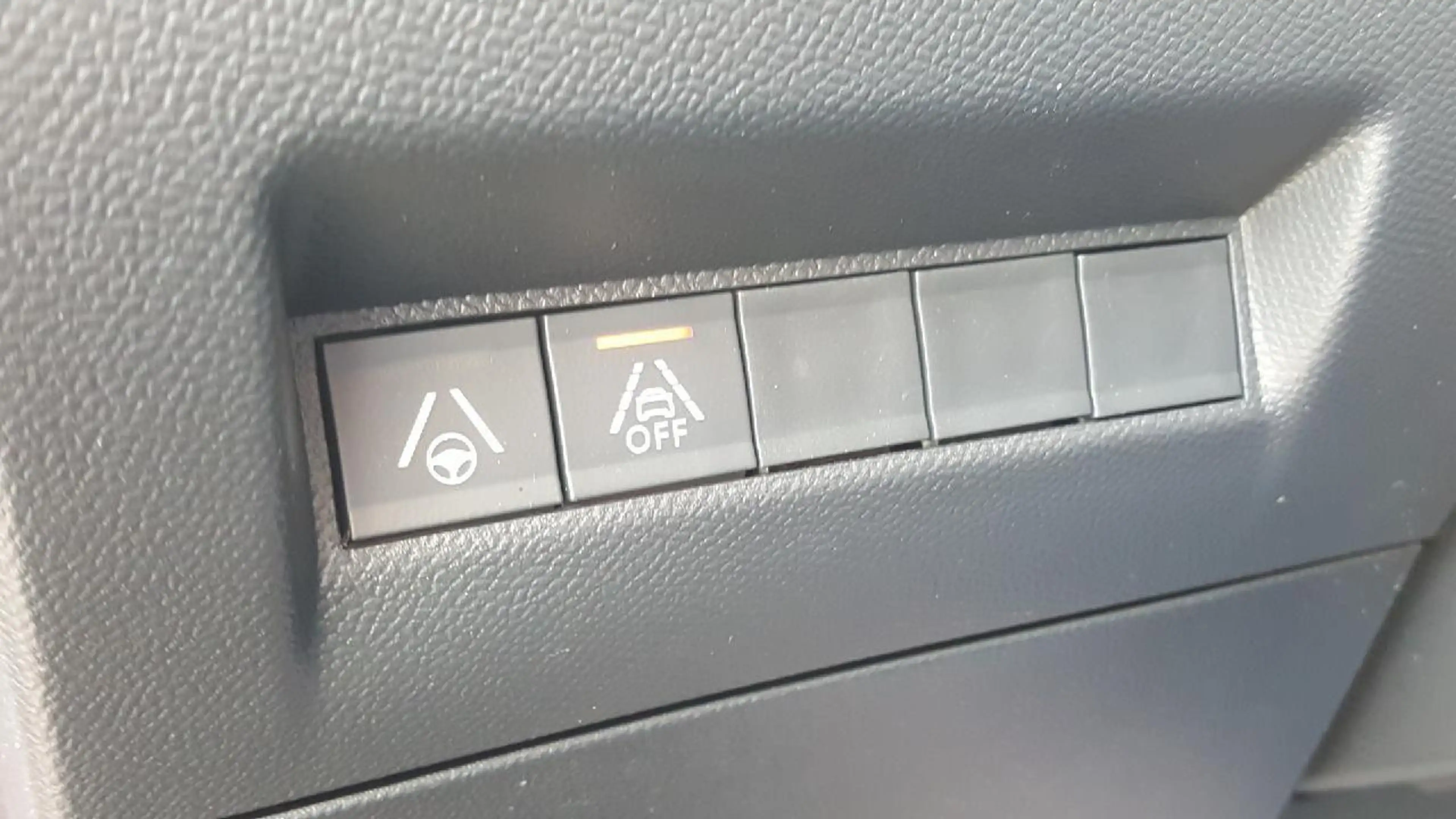 Peugeot e-208 e- GT Metallic *Allwetter* — photo 13