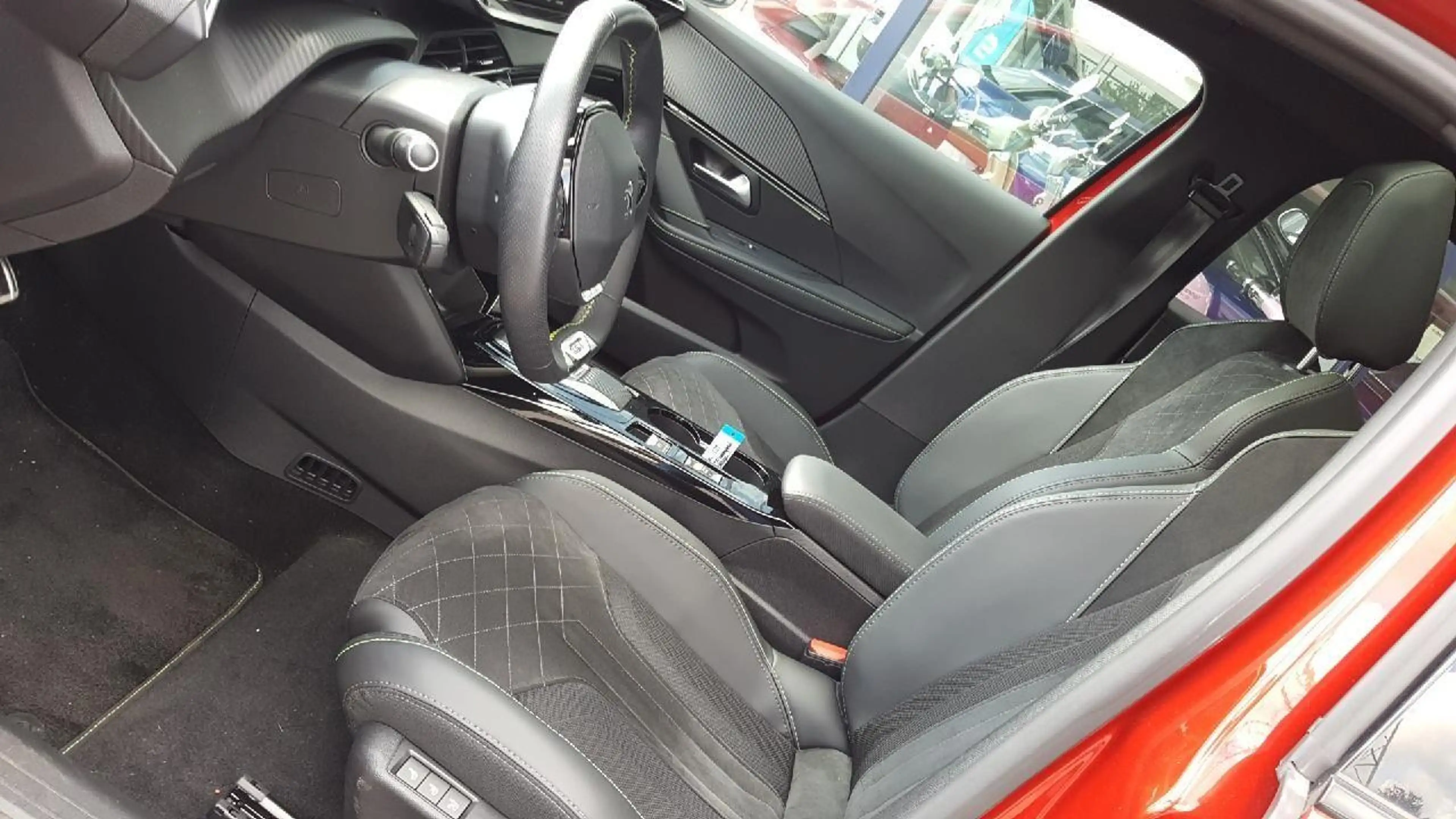 Peugeot e-208 e- GT Metallic *Allwetter* — photo 10