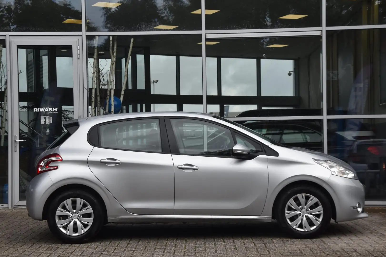 Peugeot 208 1.2 VTi Active Airco 5Drs. Nav. Pdc Cruise Control Grijs - 2