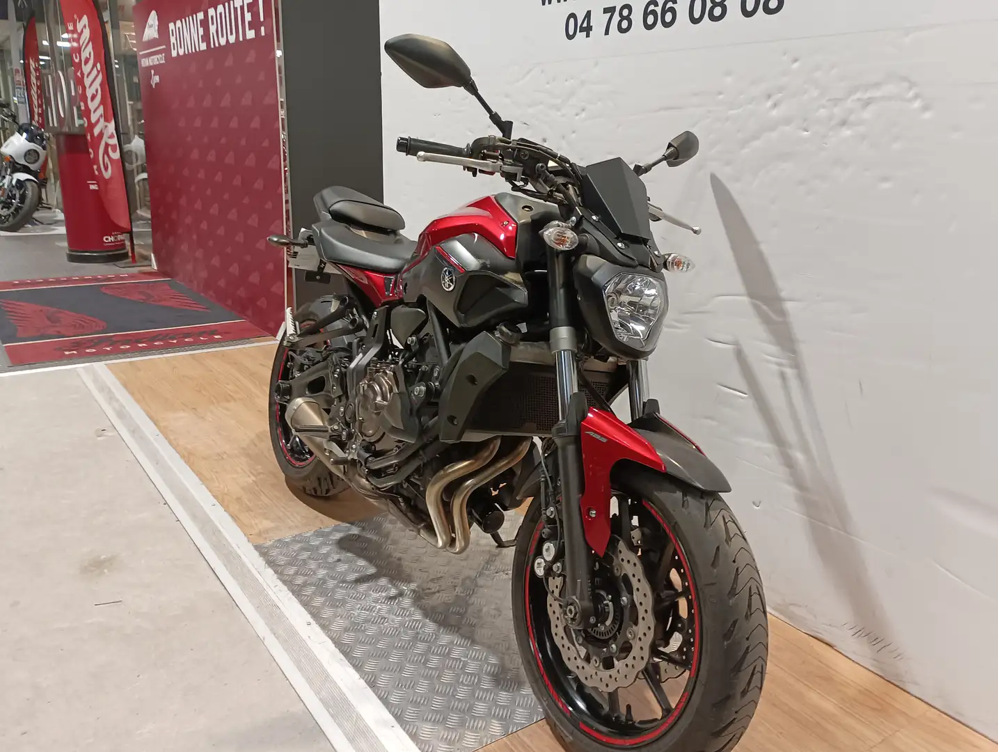 Yamaha MT-07 Rouge - 2