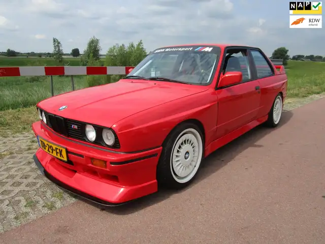 BMW M3 E30 circuit auto met 2.8 motor 6cilinder 220pk